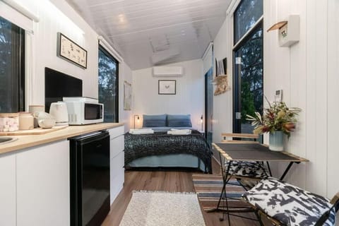 Left Field Tiny House Haus in Woodend