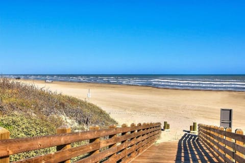 Stunning beach home with veranda, private courtyard House in Port Aransas