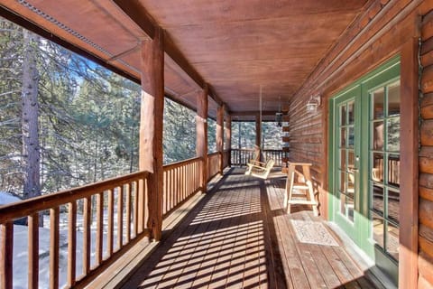 Dreamy updated log cabin in the woods close to lak House in Valley County