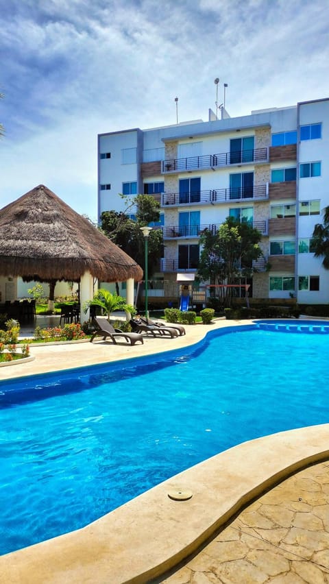 Property building, Day, Pool view, Swimming pool, sunbed