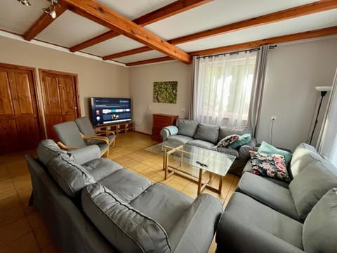 Communal lounge/ TV room, TV and multimedia, Living room, Seating area, Evening entertainment