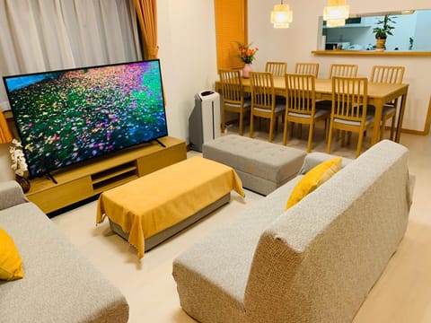 TV and multimedia, Living room, Seating area, Evening entertainment