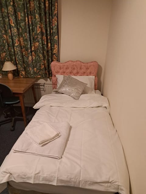 Single Bedroom available - Train station London Seven Kings Bed and Breakfast in Ilford