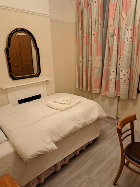 Single Bedroom available - Train station London Seven Kings Bed and Breakfast in Ilford