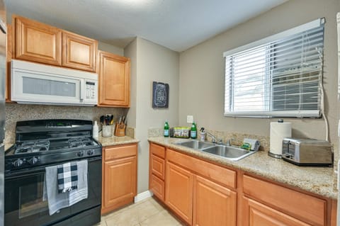 Inviting Poway Studio with Patio and Gas Grill! Condominio in Poway