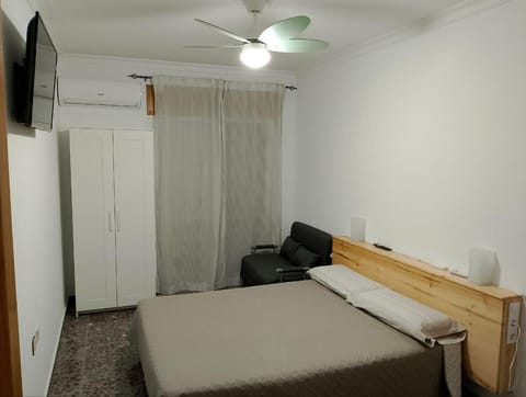 Bed, TV and multimedia, Photo of the whole room, Bedroom, wardrobe, air conditioner