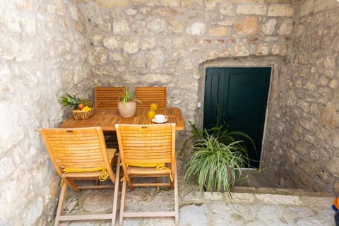 Day, Seating area, Dining area