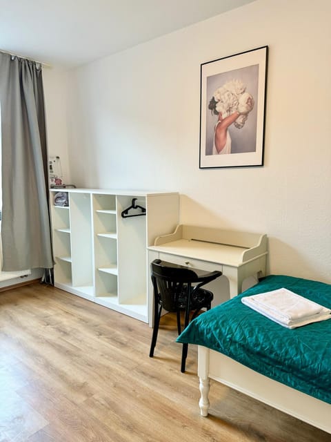 3 Rooms, free Parking, 25 min to Düsseldorf, 200 Mbps WLAN Condo in Krefeld