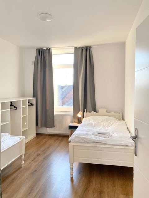 3 Rooms, free Parking, 25 min to Düsseldorf, 200 Mbps WLAN Condo in Krefeld