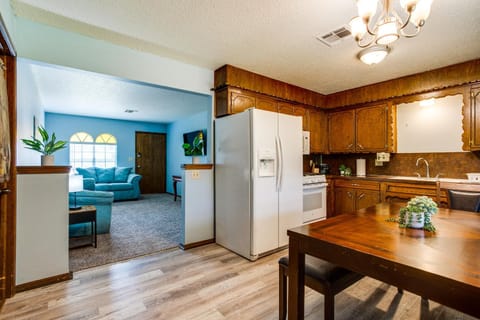 Pet-Friendly Midwest City Home, 10 Mi to Dtwn OKC! Maison in Midwest City