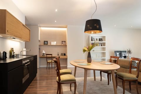 Kitchen or kitchenette, Living room, Seating area, Dining area