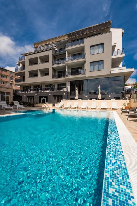 Property building, Day, Pool view, Swimming pool, sunbed