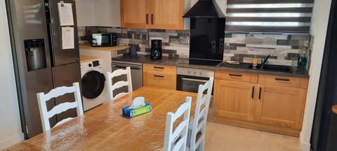 Kitchen or kitchenette, Dining area, dishwasher, minibar, pet friendly, stove