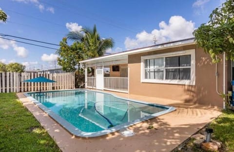 Amazing paradise pool house with king bed Haus in Lauderhill