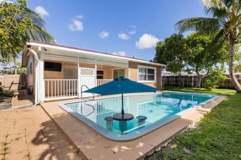 Amazing paradise pool house with king bed Haus in Lauderhill