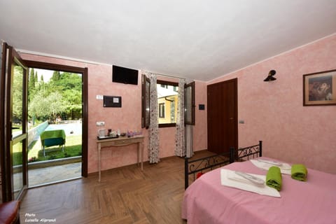 Bed, Garden, TV and multimedia, Coffee/tea facilities, Photo of the whole room, Bedroom, Swimming pool, Swimming pool, towels