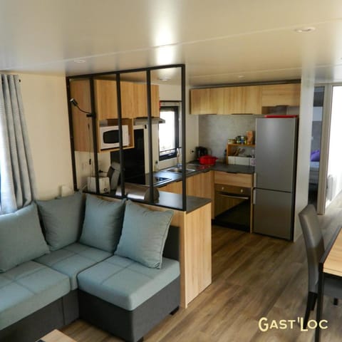 Living room, Seating area, Dining area, dishwasher, minibar, pet friendly, stove