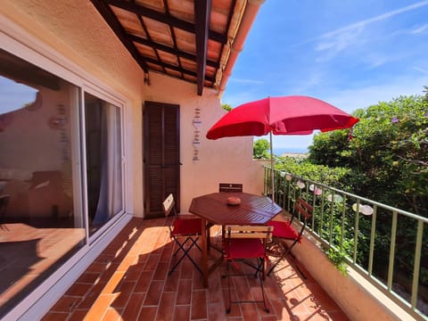 Bel appartement rénové, avec terrasse et piscine Condo in La Croix-Valmer