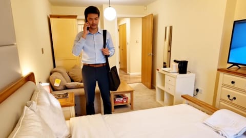 Communal lounge/ TV room, Bed, TV and multimedia, Living room, Photo of the whole room, Seating area, Evening entertainment, Bedroom