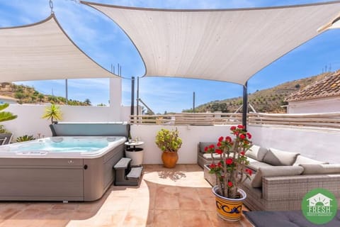 Town house with jacuzzi and foosball table Maison in Viñuela