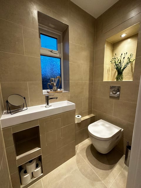 Luxury West London 3BR House, Cul De Sac Casa in Brentford