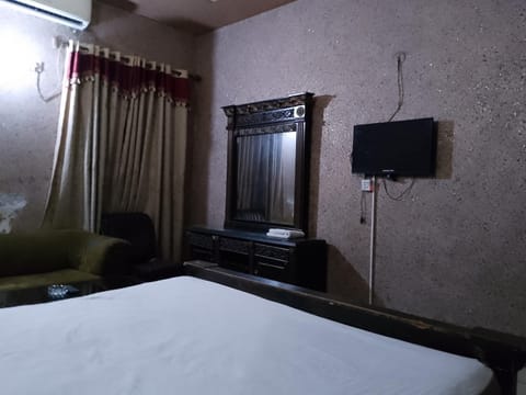 Bed, TV and multimedia, Bedroom