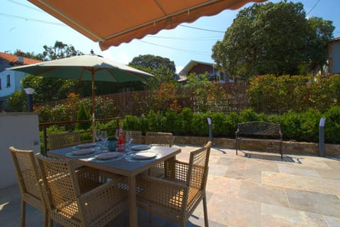 Property building, Spring, Garden, Dining area, Garden view