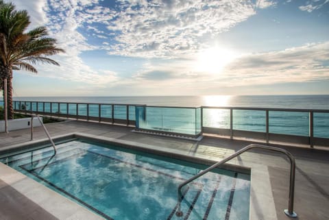 Churchill Suites Monte Carlo Miami Beach Eigentumswohnung in Miami Beach