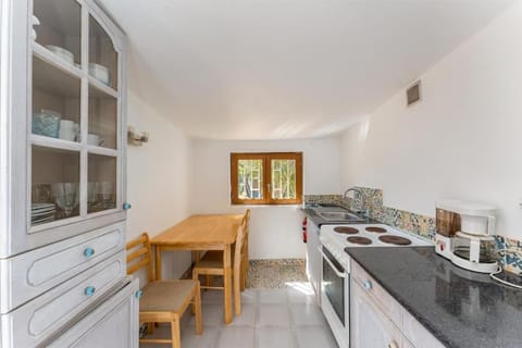 Kitchen or kitchenette, Dining area, minibar, pet friendly, stove