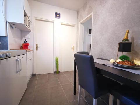 Kitchen or kitchenette, Dining area, minibar, stove