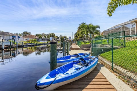 Gulf Access, Heated Pool, Bikes, Kayaks - Comfort on the H2O - Cape Coral - Roelens Vacations House in Cape Coral