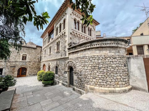 Property building, Day, Landmark view