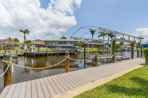 Gulf Access, Heated Pool, Bicycles, Sleeps 8 - Villa Jewel Box - Roelens Vacations House in Cape Coral
