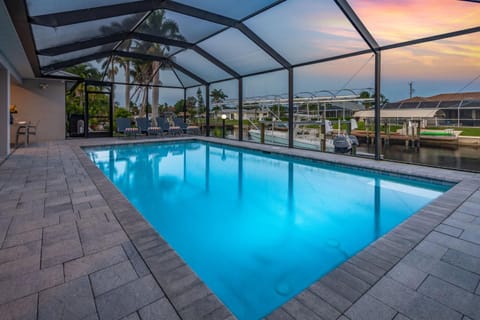 Gulf Access, Heated Pool, Sauna, Paddle Boards, Sleeps 10 - Villa Sun Kissed House in Cape Coral