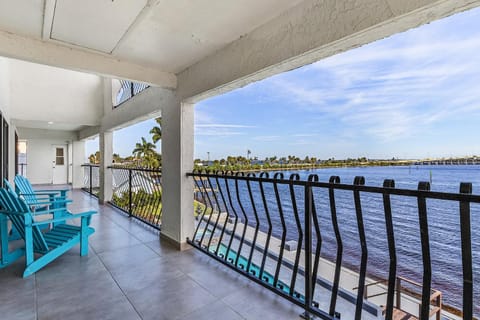 Amazing Water Front Views, Sleeps 10, Heated Pool - Waterfront Oasis Casa in Cape Coral