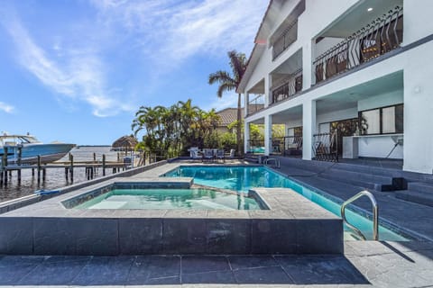Amazing Water Front Views, Sleeps 10, Heated Pool - Waterfront Oasis Casa in Cape Coral