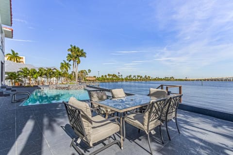 Amazing Water Front Views, Sleeps 10, Heated Pool - Waterfront Oasis Haus in Cape Coral