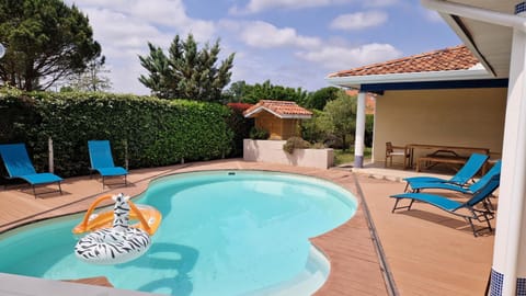 Pool view, Swimming pool, sunbed