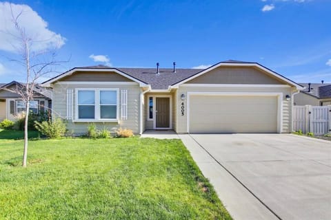 Modern Sage Farmhouse Private 3 bedroom home Casa in Caldwell