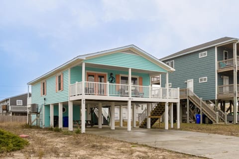Ocean Breeze Cottage - Ocean View Home with Private Pool and Fire Pit Casa in Surf City