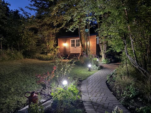 Tranquil Spot Shepherds Hut Chalet in Forest of Dean