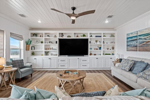 Communal lounge/ TV room, TV and multimedia, Living room, Seating area, Evening entertainment