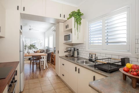 Amaroo - Pet Friendly - 2 Mins Walk to Beach - Outdoor Fireplace House in Culburra Beach