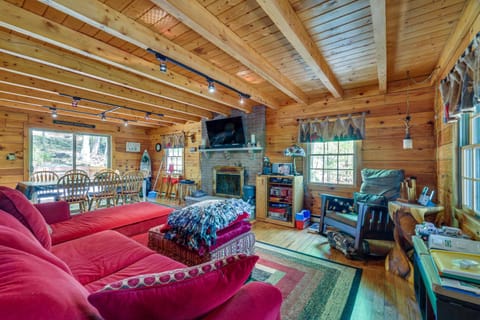 Pocono Mountain Cabin Rental Near Bushkill Falls! Casa in Middle Smithfield