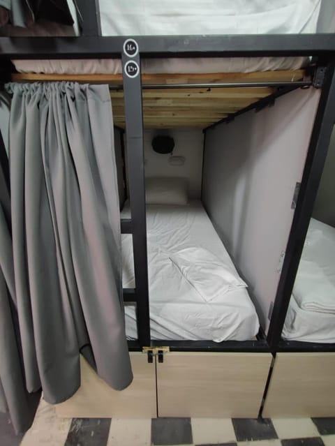 Bedroom, bunk bed