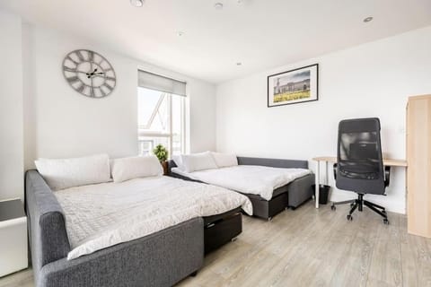 Stylish & Comfortable Top-Floor Flat in Harrow Condo in Harrow