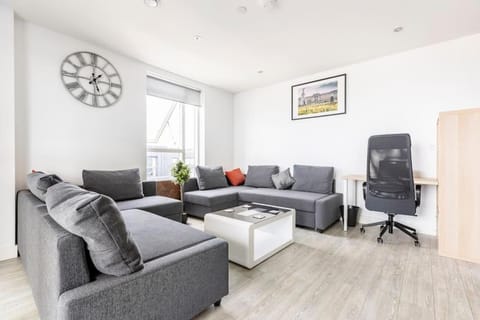 Stylish & Comfortable Top-Floor Flat in Harrow Condo in Harrow