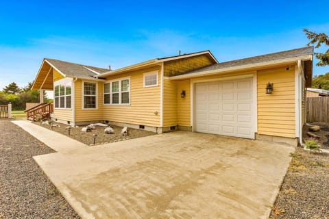 Cobblestone Cottage House in Ocean Shores