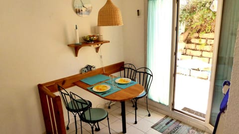 Dining area, Food