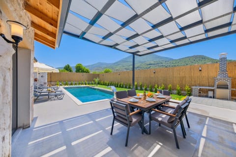 Patio, Day, Natural landscape, View (from property/room), Balcony/Terrace, Dining area, Mountain view, Pool view, Swimming pool, sunbed